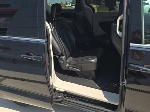 Used 2024 Chrysler Pacifica Touring-L FWD image 24