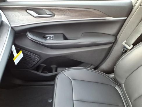 New 2025 Jeep Grand Cherokee Limited image 31