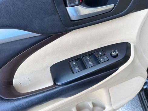 Used 2017 Toyota Highlander XLE FWD image 34