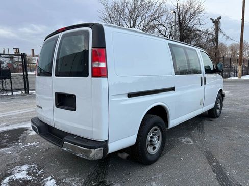 Used 2017 Chevrolet Express 3500 image 8