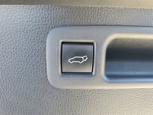 Used 2021 Toyota Highlander LE image 31