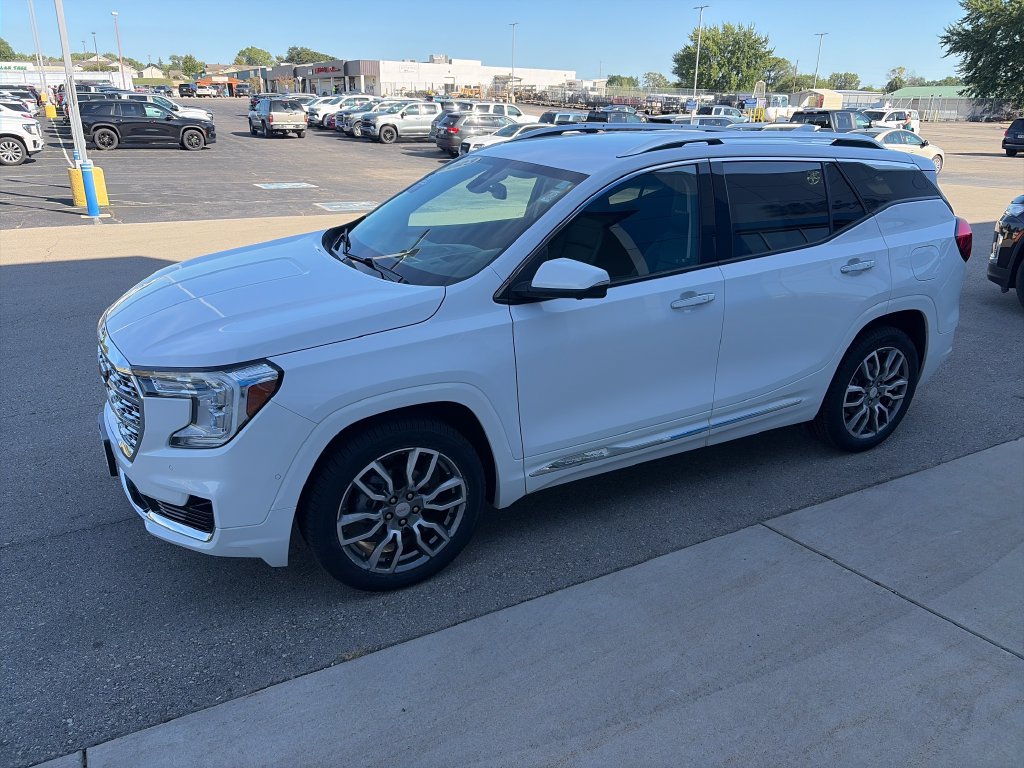 Used 2023 GMC Terrain Denali w/ Denali Premium Package AWD/4WD image 5