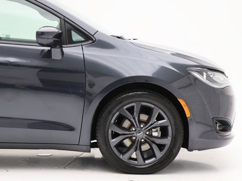 Used 2020 Chrysler Pacifica Touring-L w/ Advanced Safetytec Group image 4