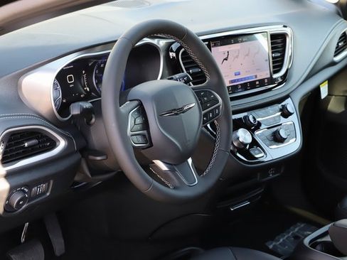 New 2026 Chrysler Pacifica Select image 13