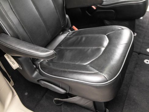 Used 2020 Chrysler Pacifica Limited w/ Advanced Safetytec Group FWD image 37