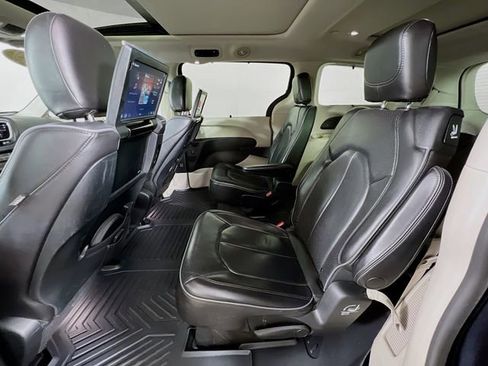 Used 2019 Chrysler Pacifica Limited FWD image 23