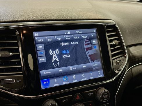 Used 2019 Jeep Grand Cherokee Limited image 21