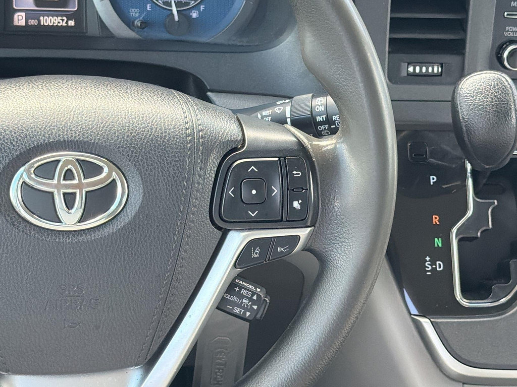 Used 2020 Toyota Sienna LE w/ Carpet Mat Package FWD image 9