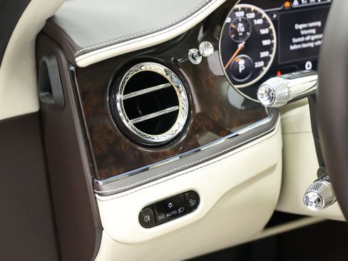 Used 2020 Bentley Flying Spur W12 image 25