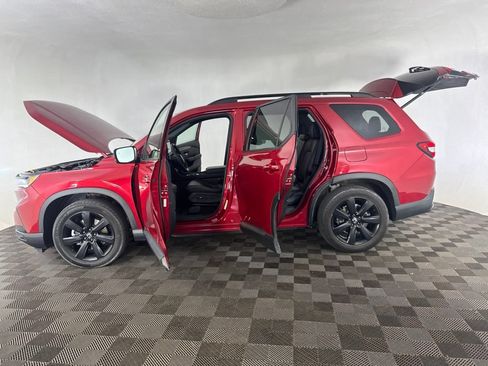 Certified 2025 Honda Pilot Black Edition image 10