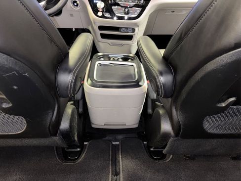 Used 2024 Chrysler Pacifica Touring-L image 28