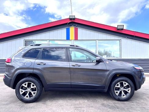 Used 2015 Jeep Cherokee Trailhawk w/ Cold Weather Group AWD/4WD image 2