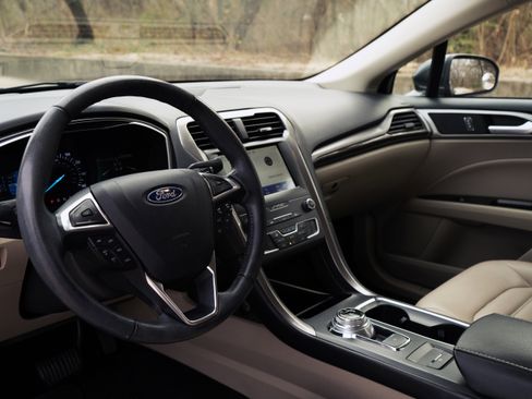 Used 2019 Ford Fusion SEL image 16