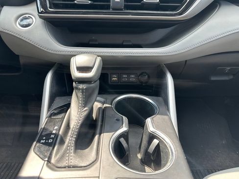 Used 2023 Toyota Highlander XLE AWD/4WD image 35
