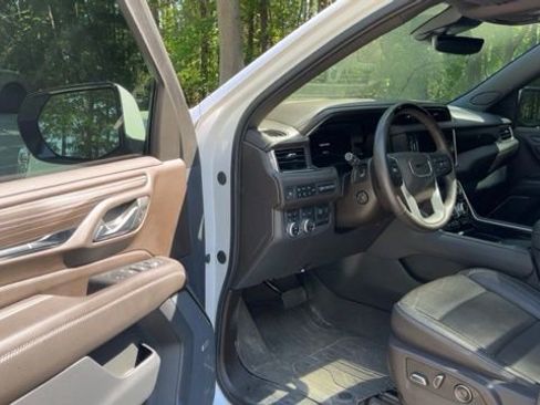 Used 2024 GMC Yukon Denali w/ Denali Reserve Package image 4