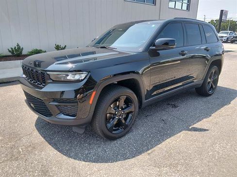 Used 2024 Jeep Grand Cherokee Altitude AWD/4WD image 7