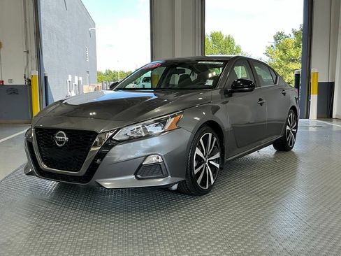 Used 2020 Nissan Altima 2.5 SR w/ Premium Package FWD image 2
