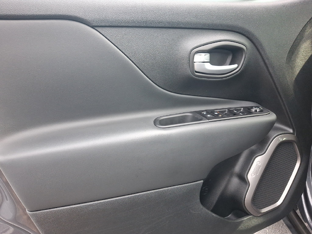 Used 2023 Jeep Renegade Latitude AWD/4WD image 12