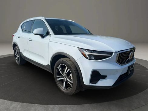 Used 2024 Volvo XC40 B5 Core AWD/4WD image 3