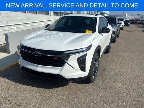 Used 2025 Chevrolet Trax RS w/ Sunroof Package FWD image 1