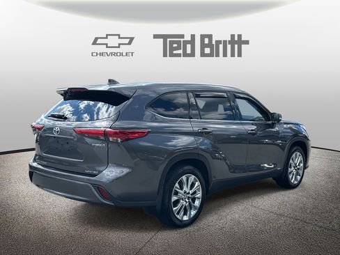 Used 2023 Toyota Highlander Limited image 4