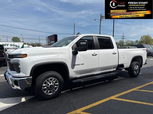 Used 2024 Chevrolet Silverado 2500 LT AWD/4WD image 3