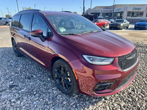 Used 2023 Chrysler Pacifica Touring-L w/ Uconnect Theater Family Group FWD image 7