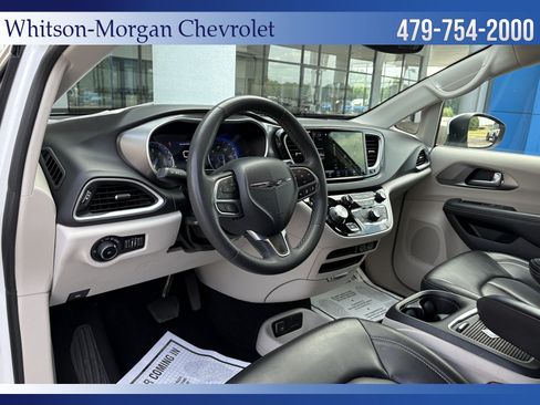Used 2023 Chrysler Pacifica Touring-L FWD image 10