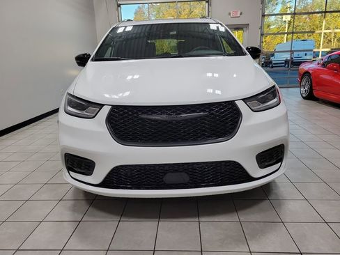 New 2026 Chrysler Pacifica Limited w/ S Appearance Package image 2