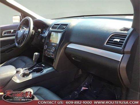 Used 2017 Ford Explorer XLT w/ Equipment Group 202A AWD/4WD image 12