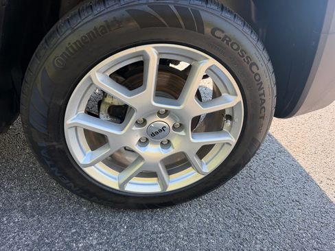 Used 2023 Jeep Renegade Latitude AWD/4WD image 20