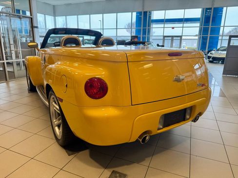 Used 2004 Chevrolet SSR w/ Preferred Equipment Group image 2