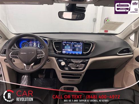 Used 2023 Chrysler Pacifica Touring-L FWD image 37