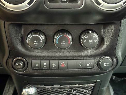 Used 2018 Jeep Wrangler Unlimited Rubicon w/ Connectivity Group image 30