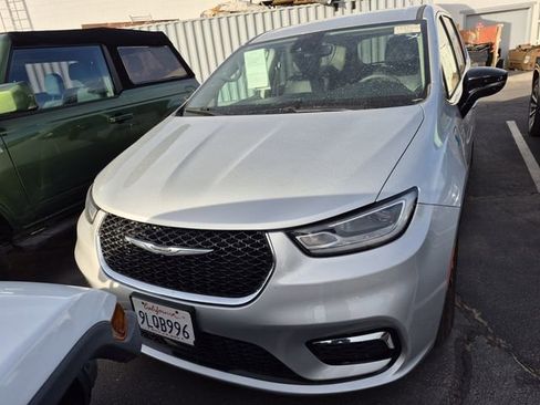Used 2024 Chrysler Pacifica Limited FWD image 2