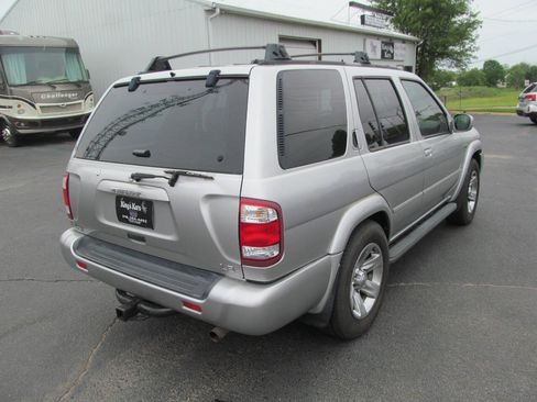 Used 2004 Nissan Pathfinder LE Platinum RWD image 4