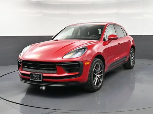 Certified 2022 Porsche Macan S AWD/4WD image 6