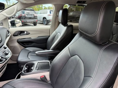 Used 2024 Chrysler Pacifica Touring-L FWD image 24