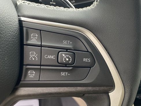 Used 2025 Jeep Grand Cherokee Limited image 19