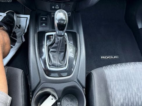 Used 2019 Nissan Rogue SV w/ Sun & Sound Touring Package image 17