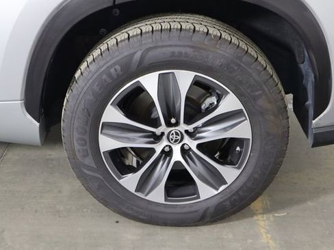 Used 2021 Toyota Highlander XLE FWD image 41