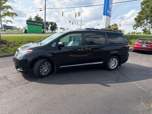 Used 2017 Toyota Sienna XLE Premium w/ Protection Package FWD image 2