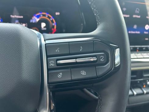Used 2025 Chevrolet Colorado ZR2 w/ Technology Package AWD/4WD image 17