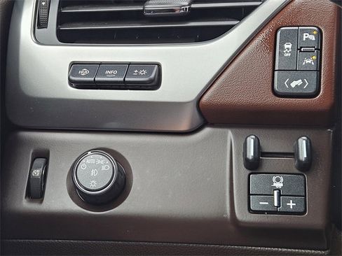 Used 2020 Chevrolet Tahoe Premier w/ Premier 6.2L Value Package image 22