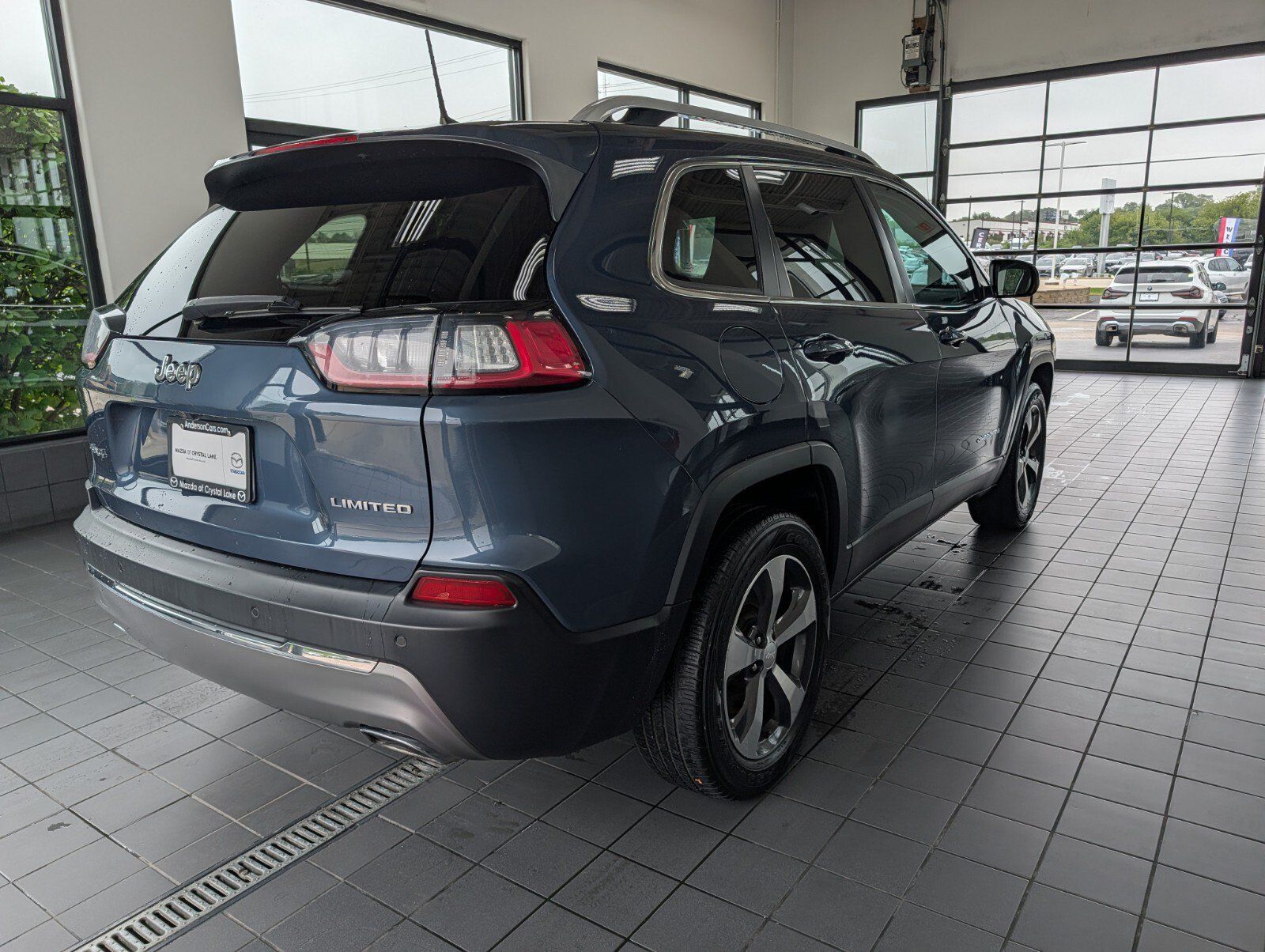 Used 2019 Jeep Cherokee Limited AWD/4WD image 2