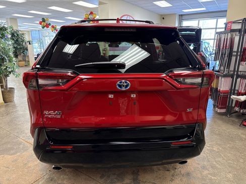Used 2024 Toyota RAV4 SE w/ Weather & Moonroof Package image 10