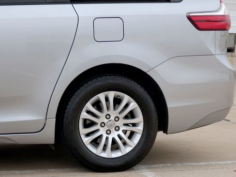 Used 2017 Toyota Sienna XLE FWD image 25