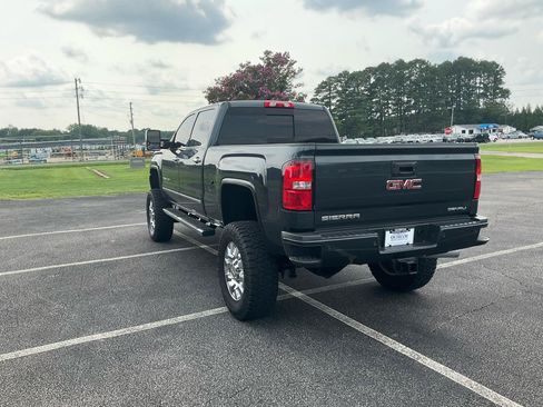 Used 2017 GMC Sierra 2500 Denali w/ Duramax Plus Package AWD/4WD image 8