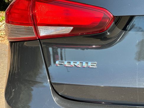 Used 2018 Kia Forte LX FWD image 29