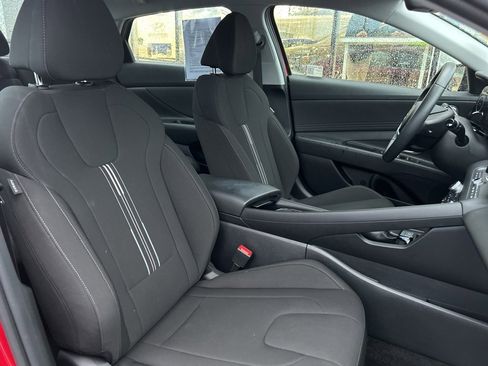 Certified 2025 Hyundai Elantra SEL image 11